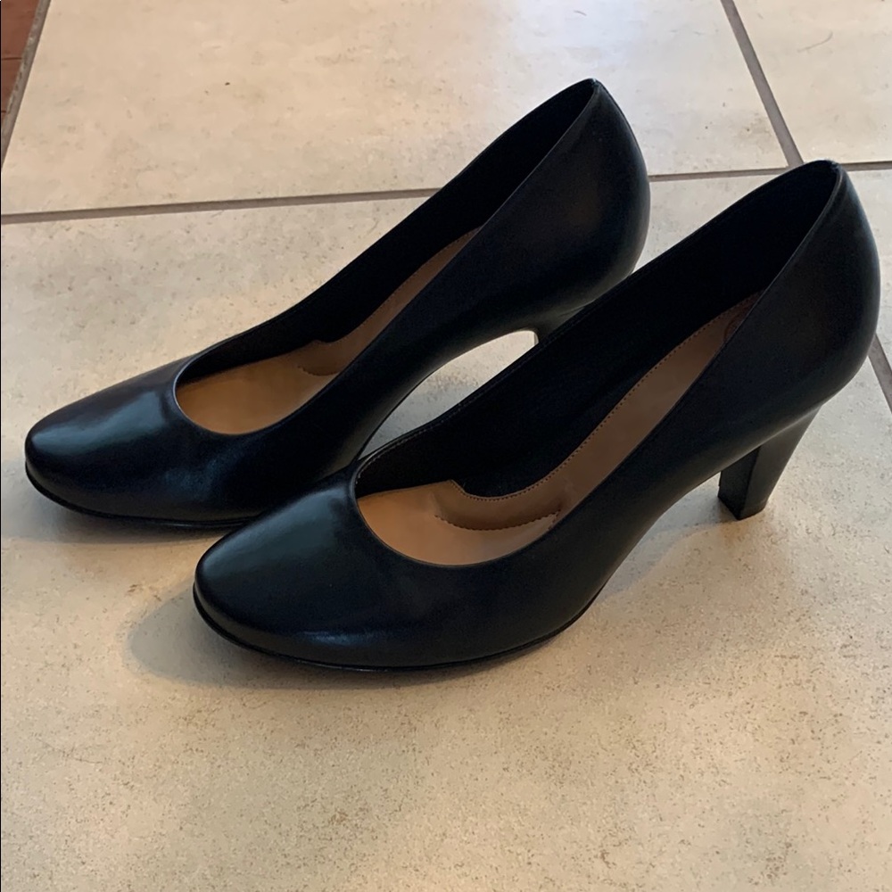 Nurture Navy AVERY Pumps with Round Toe
